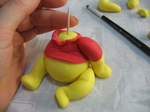 polymer clay Winnie the Pooh tutorial - step 20