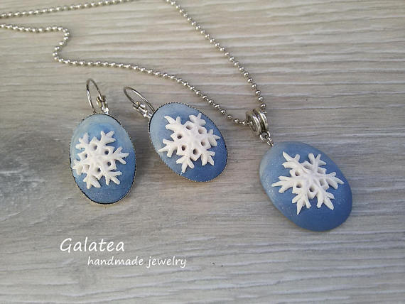 Polymer clay snowflake jewelry for winter, Holiday Snowflakes earrings and pendant set, Christmas earrings, Woman Xmas gift 