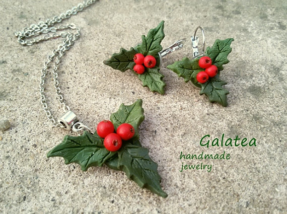 Red Berry necklace Woodland jewelry Rustic Mistletoe jewelry set Red berries Winter jewelry set Holly leaf earrings Holiday Winter fashion