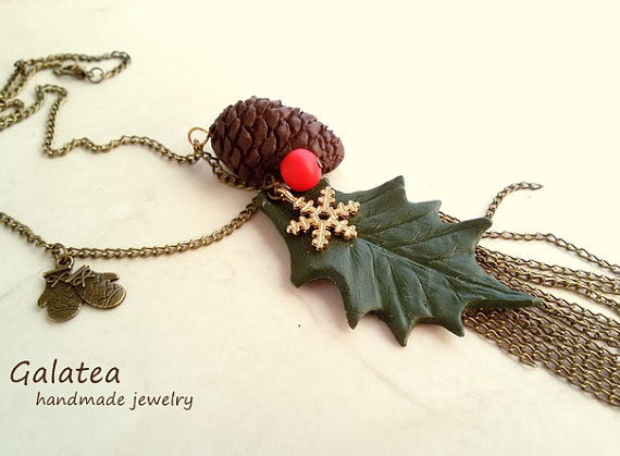 Winter Pinecone necklace Christmas Mistletoe Woodland necklace Holiday Pinecone Mom gift Christmas Jewelry Winter fashion Xmas gift for girl