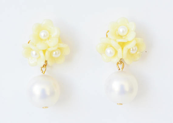 Earrings with polymer clay flowers and pearls - soft yellow flowers 