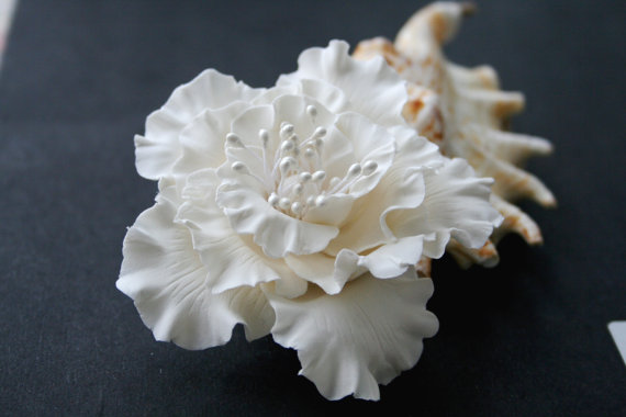 White bridal hair flower. Bridal flower hair clip. Hair clay flower. Wedding flower clip. Wedding hair accessory. Hibiscus