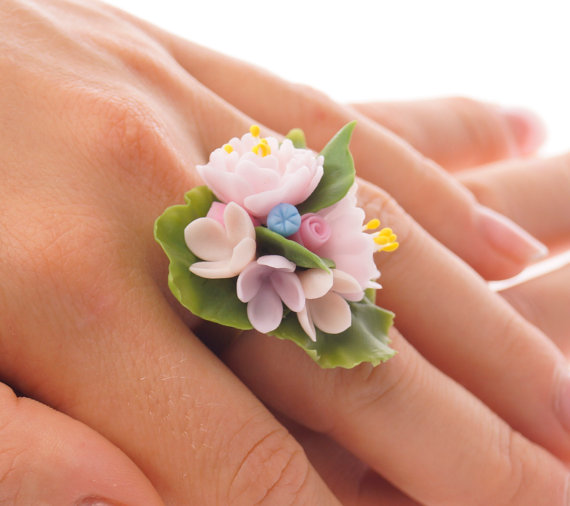 miniature flower ring, adjustable ring, mini flowers, pale pink flowers