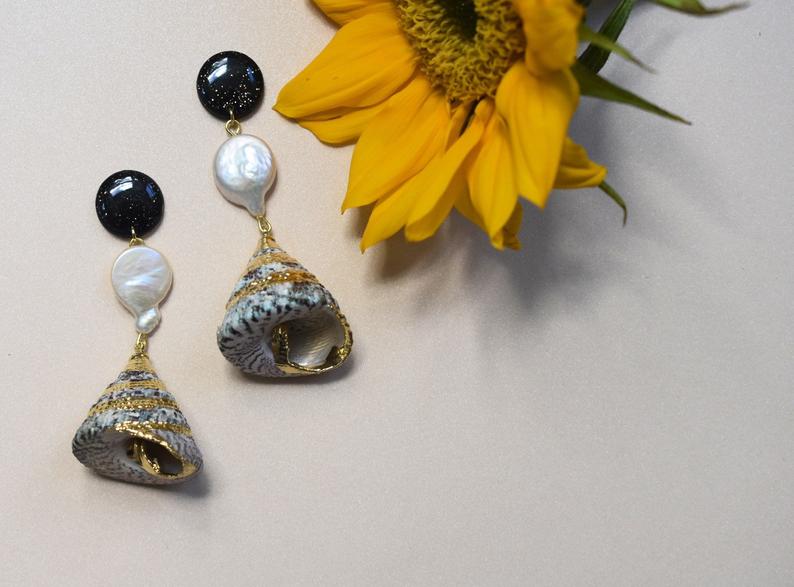 Pearl earring•natural seashell earring•clay earring•chic,unique & modern jewelry•statement earring•handmade•elegant earring•