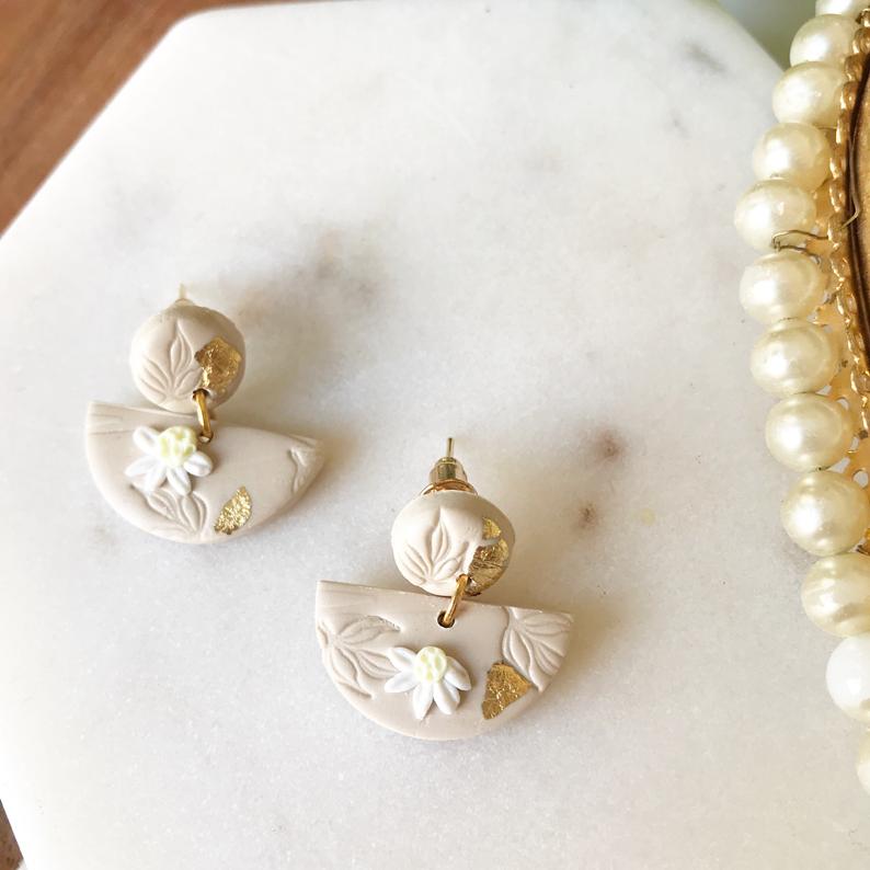 dangle natural beige white daisy gold earrings